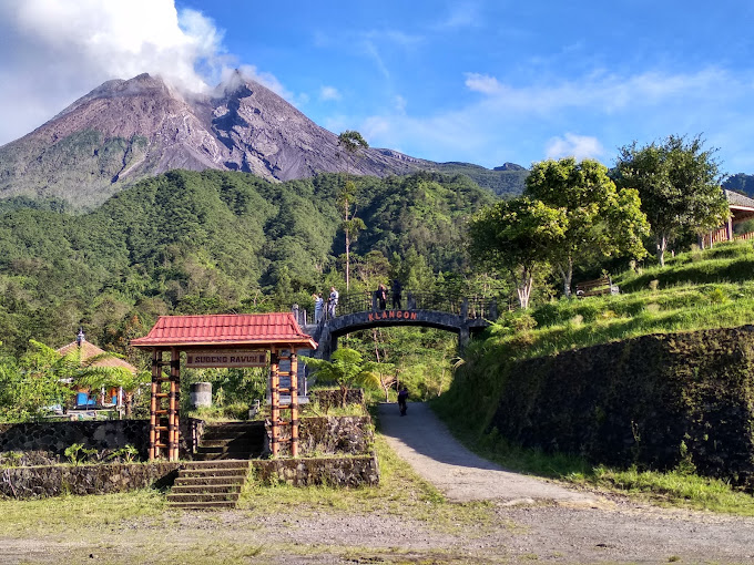 Alt text: Bukit Klangon Merapi saat matahari terbit